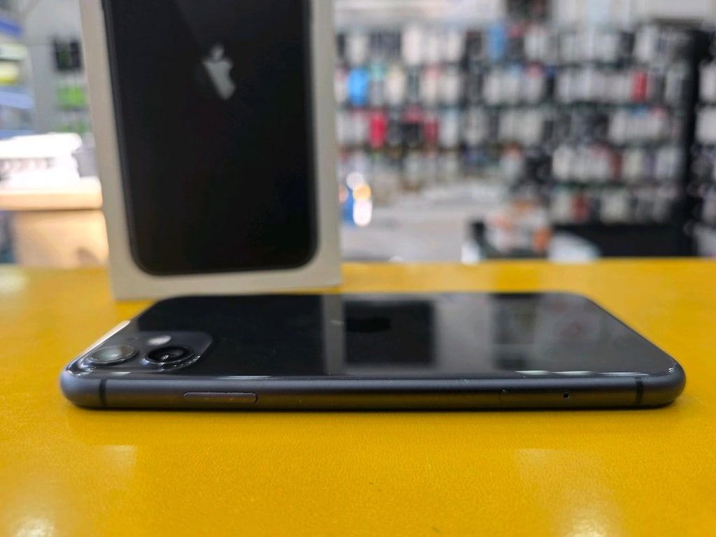 iPhone 11 64GB. Hatasız Siyah Renk. Pil:100 - 4