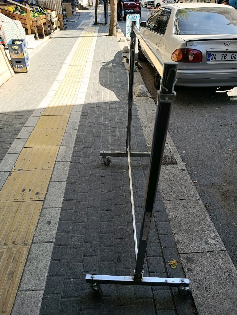 Şık ve Dayanıklı Eşek Askılık (Sarı & Beyaz Renk Seçenekleri)