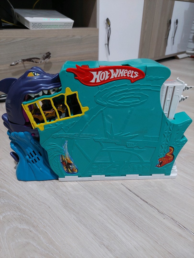 Hot wheels köpek balığı oyuncak seti - 9