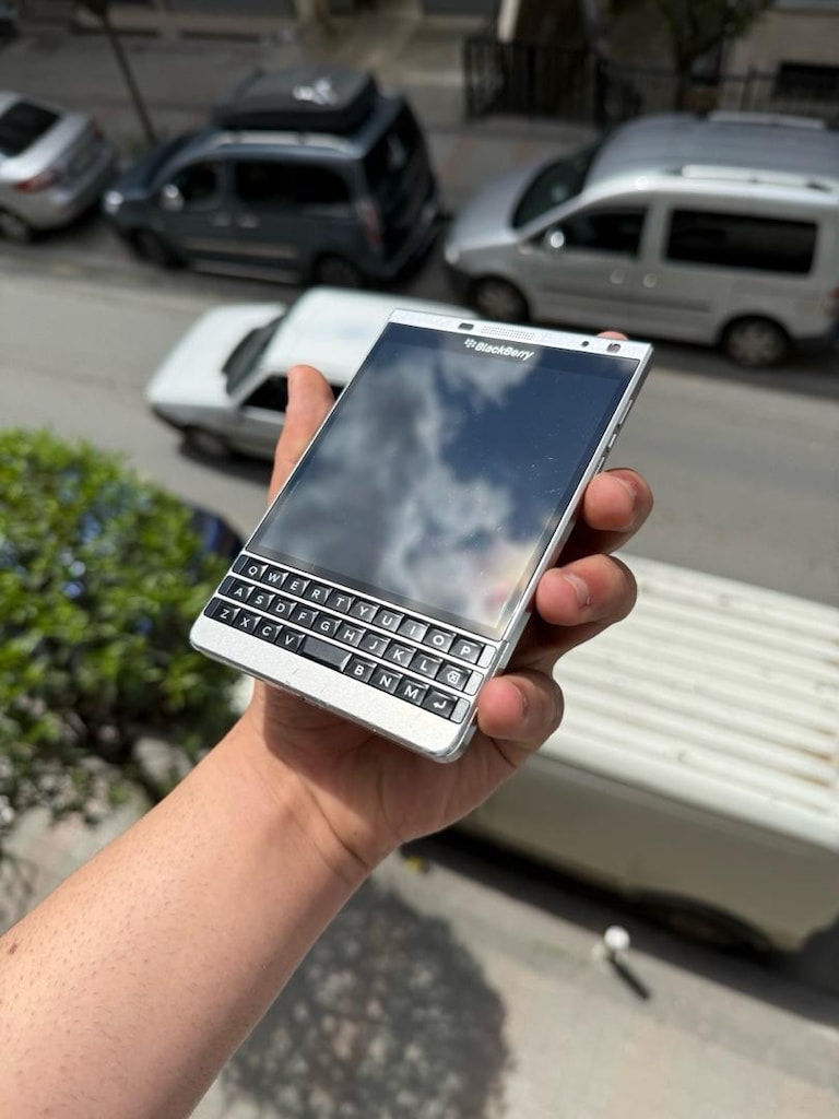 BlackBerry Passport Silver Limited Edition - 5