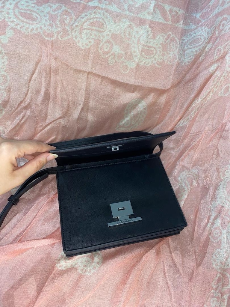 Calvin Klein Saffiano Flap Over çanta - 4