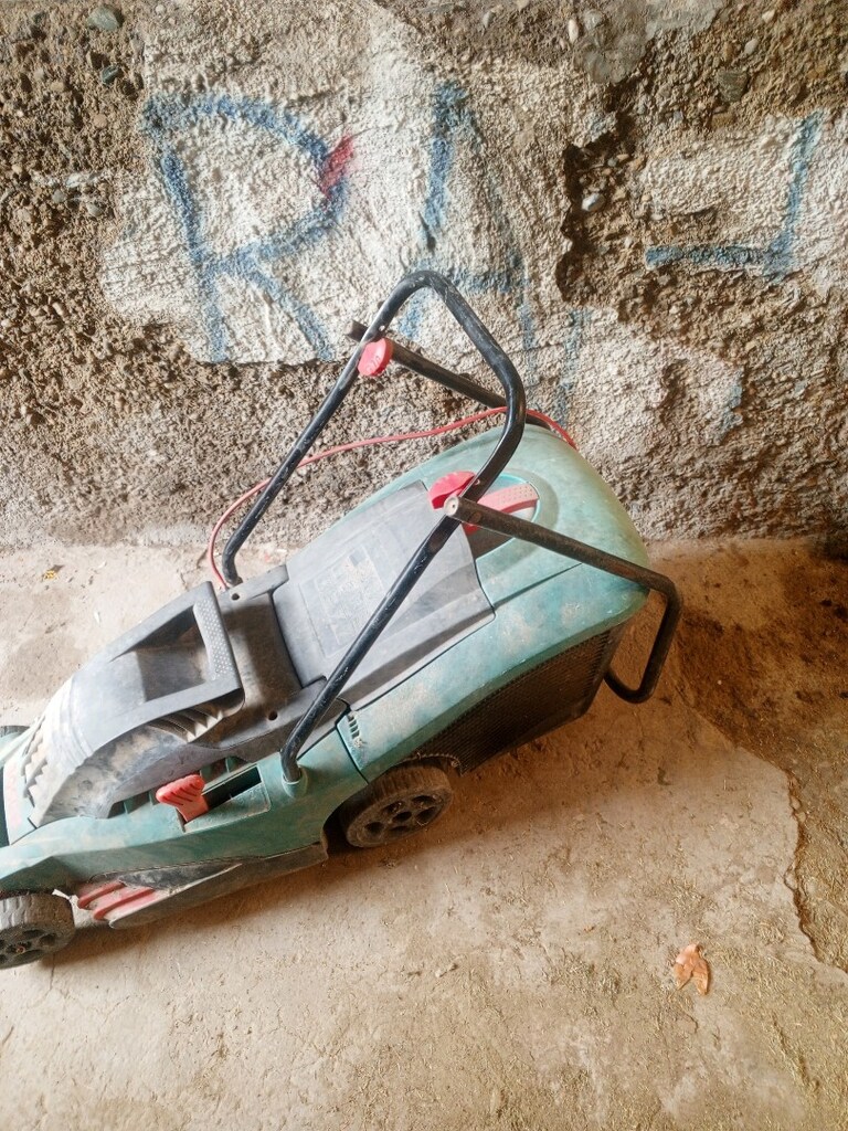 BOCSH rotak 34 cm 1300 w çim biçme makinası sağlam kayışı değişecek - 2