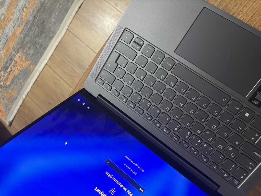 LENOVO Yoga Slim 6 Intel Core I5 8GB 512GB SSD OLED 14” - 2