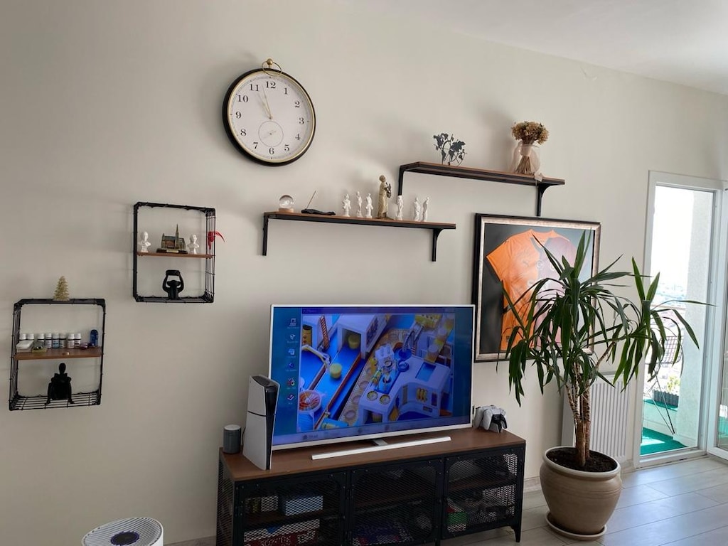 Tv ünitesi,orta sehpa ve 2 tane raf - 2