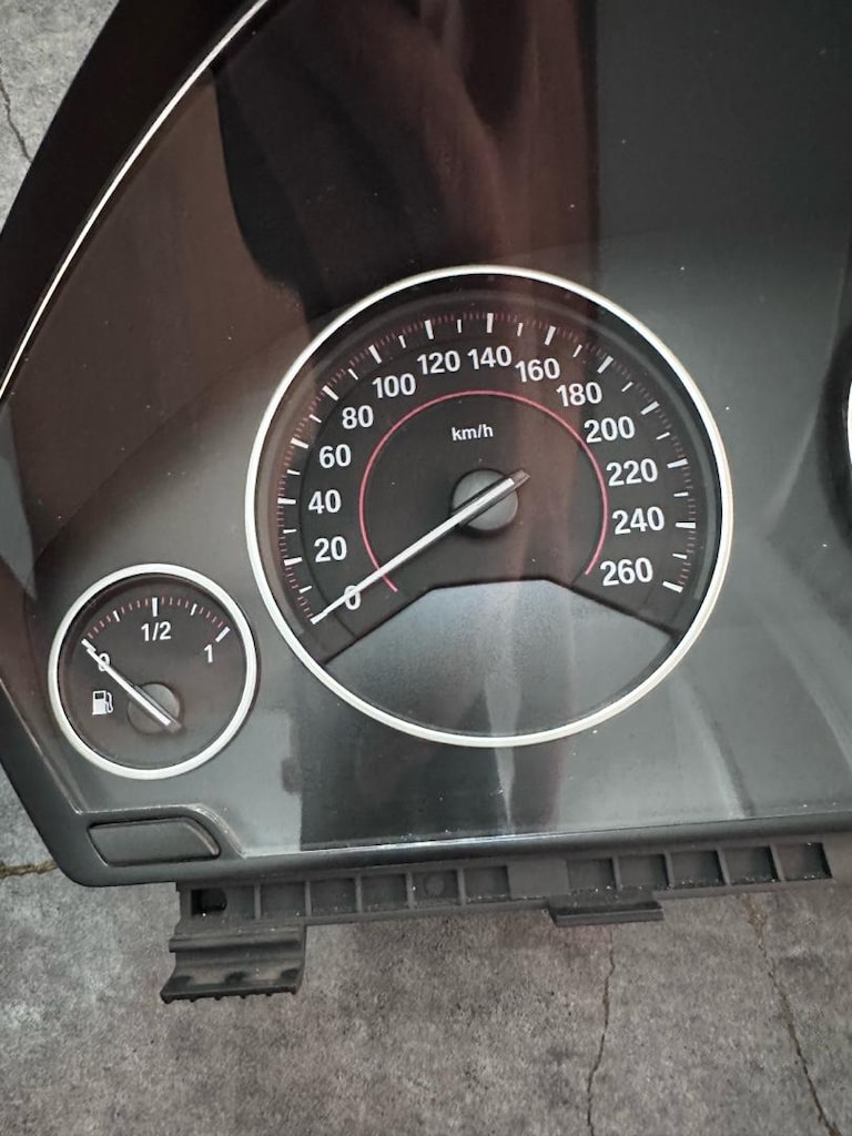 BMW F36 YARI HAYALET BENZİNLİ GÖSTERGE PANELİ - 2