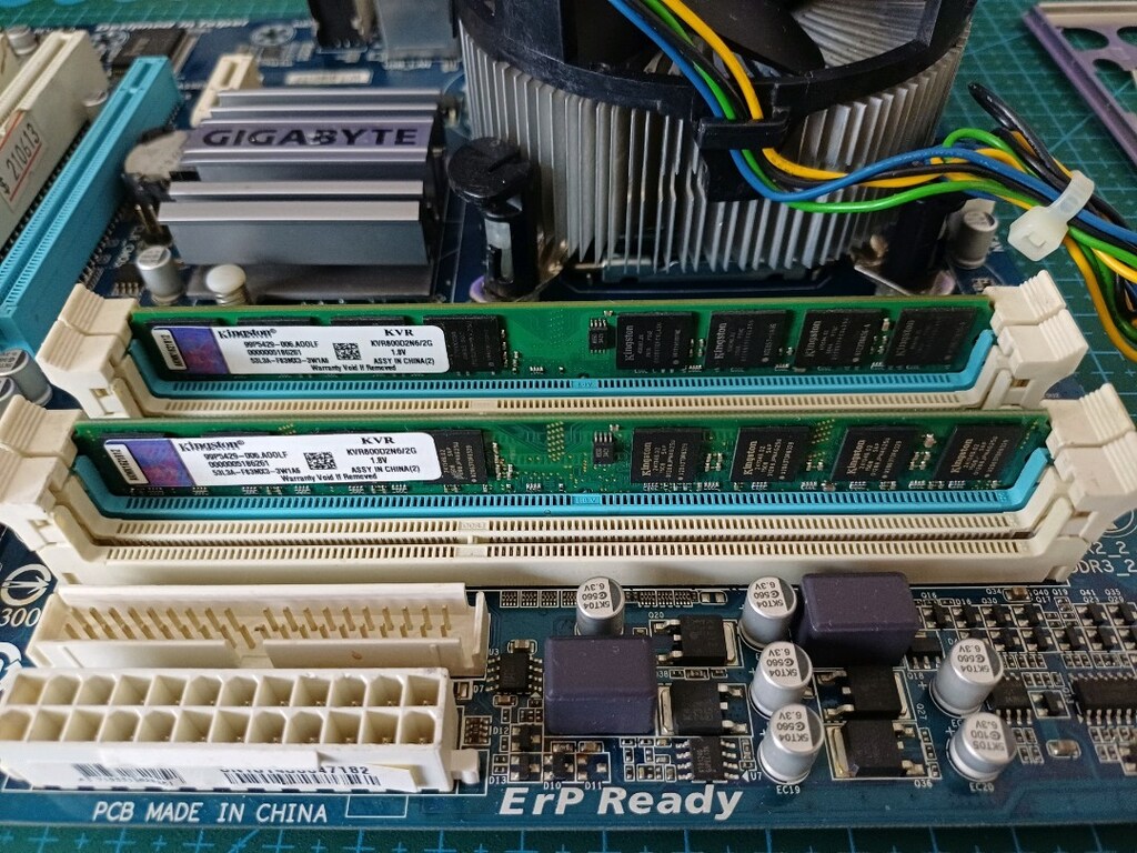 Gigabyte Anakart İntel Xeon İşlemci 4GB Ram - 4