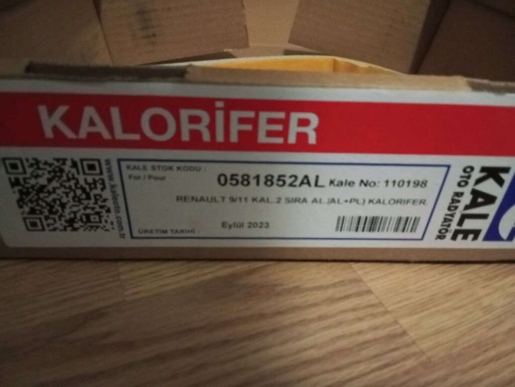 otomobil kalorifer peteği kutusunda. - 2