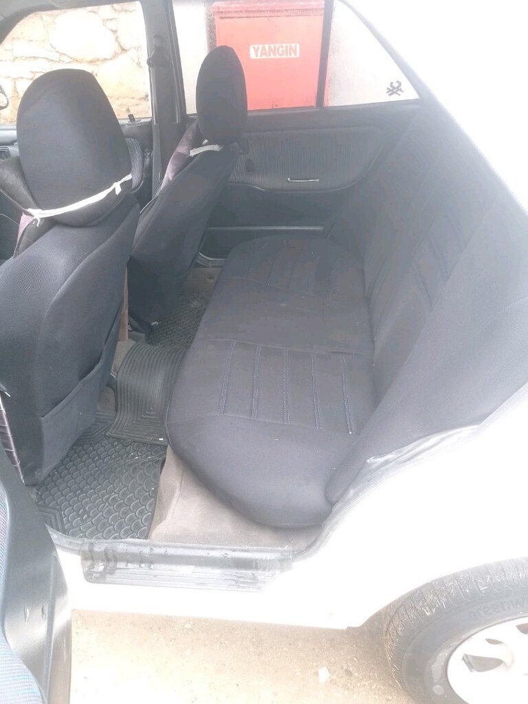 Mazda 323 Sedan - 6