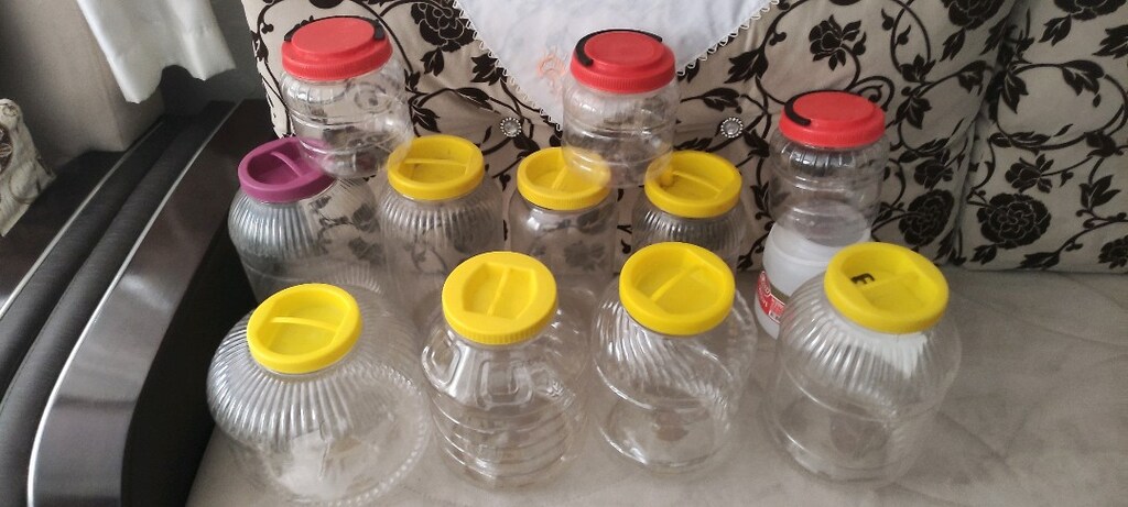 turşu ve reçel için plastik 3 ve beş kiloluk bidonlar12adet 300tl. - 2