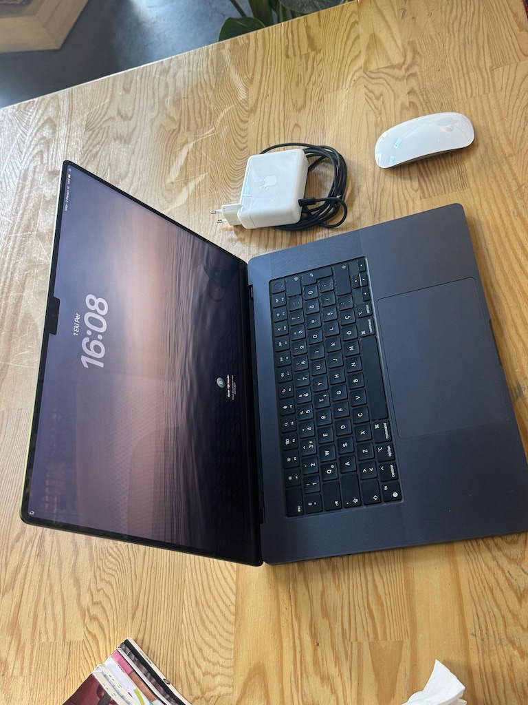 Sıfır ayarında 11 Ay Garantili M4 Çipli Macbook pro 16,7'' - 4
