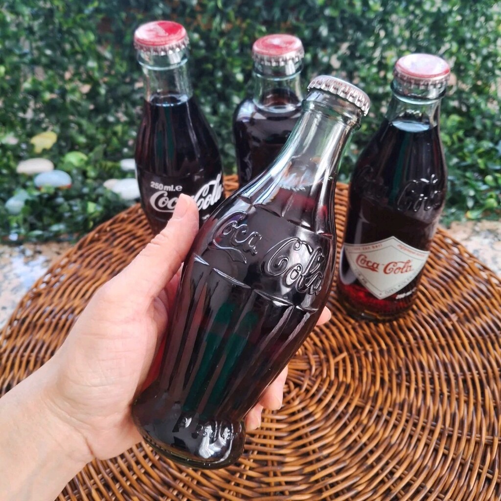 Coca cola 125.Yıl özel koleksiyonu şişe seti (1899-1957) - 4