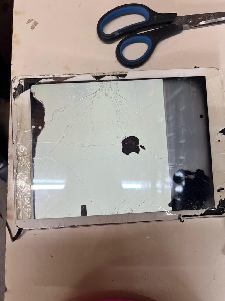 Kırık Apple tablet üçüncü nesil - 9