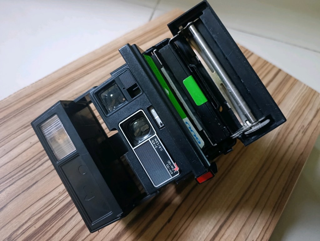 Vintage Polaroid Sun 650 şipşak (instant) film fotoğraf makinesi - 5