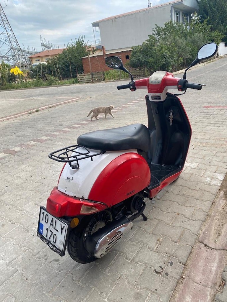 Kırmızı Beyaz Scooter - 4