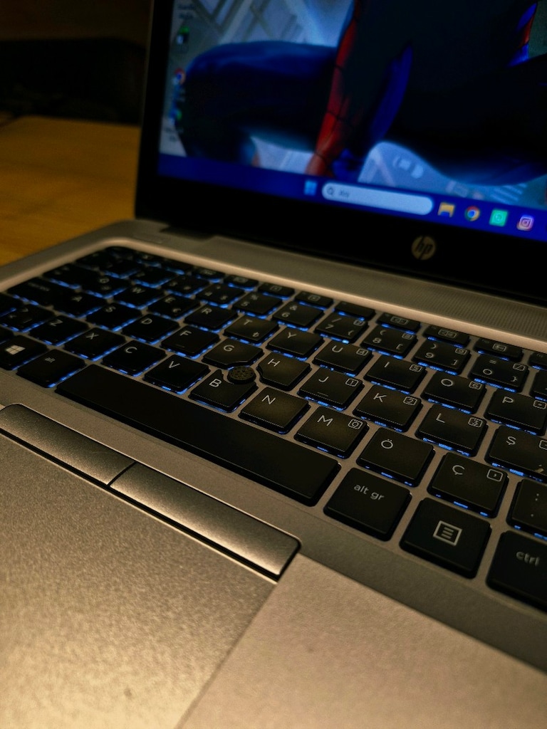 Laptop HP i5 İşlemci 256GB SSD 8GB DDR4 Ram Aydınlatmalı Klavye - 5