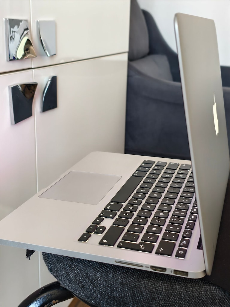 MACBOOK PRO 2015 - İ5 - 2K RETİNA EKRAN - 256 GB SSD - 8 GB RAM - 8