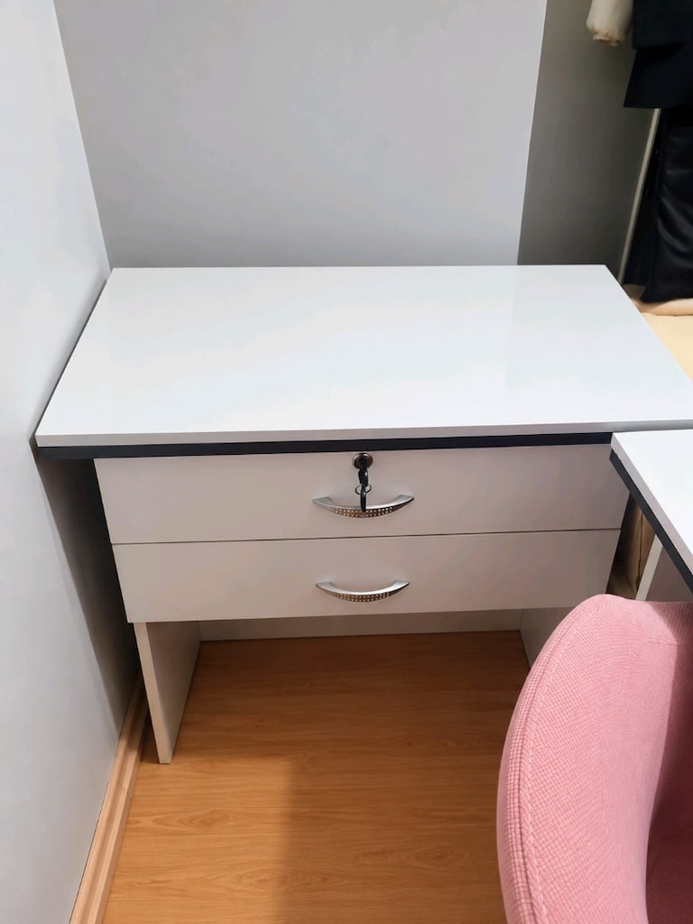 ofis masası, kilitli cekmeceleri kesonu. - 2