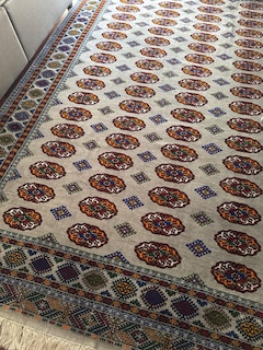 El dokuması ipek türkmen halısı