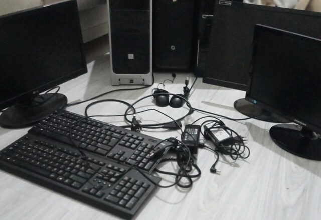 3 tane monitor 3 tane ekran 2 tane mouse 2 tane klavye hepsi calisiyor