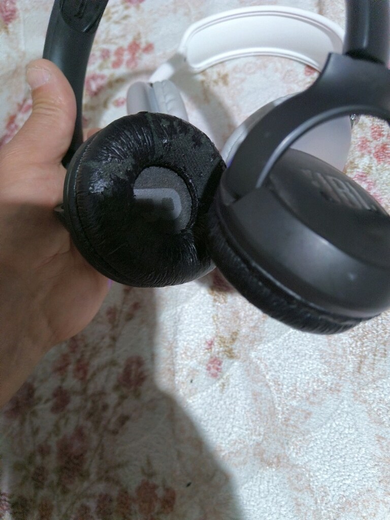 2 tane bluetooth kulaklık JBL biraz soyulma var - 4