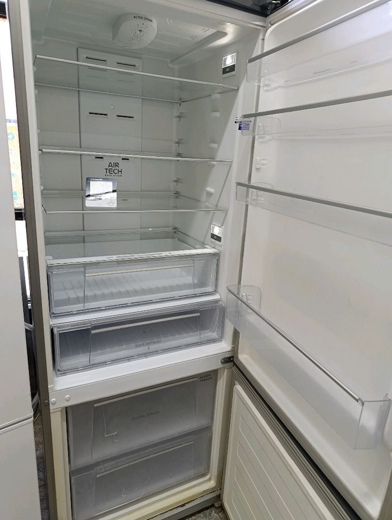 Hotpoint İNOX Alttan Buzluklu LED Aydınlatmalı Buzdolabı HOTPOİNT - 2