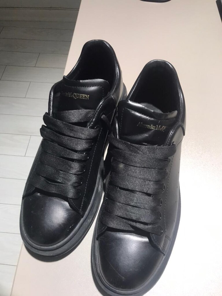 Alexander McQueen deri ayakkabı.