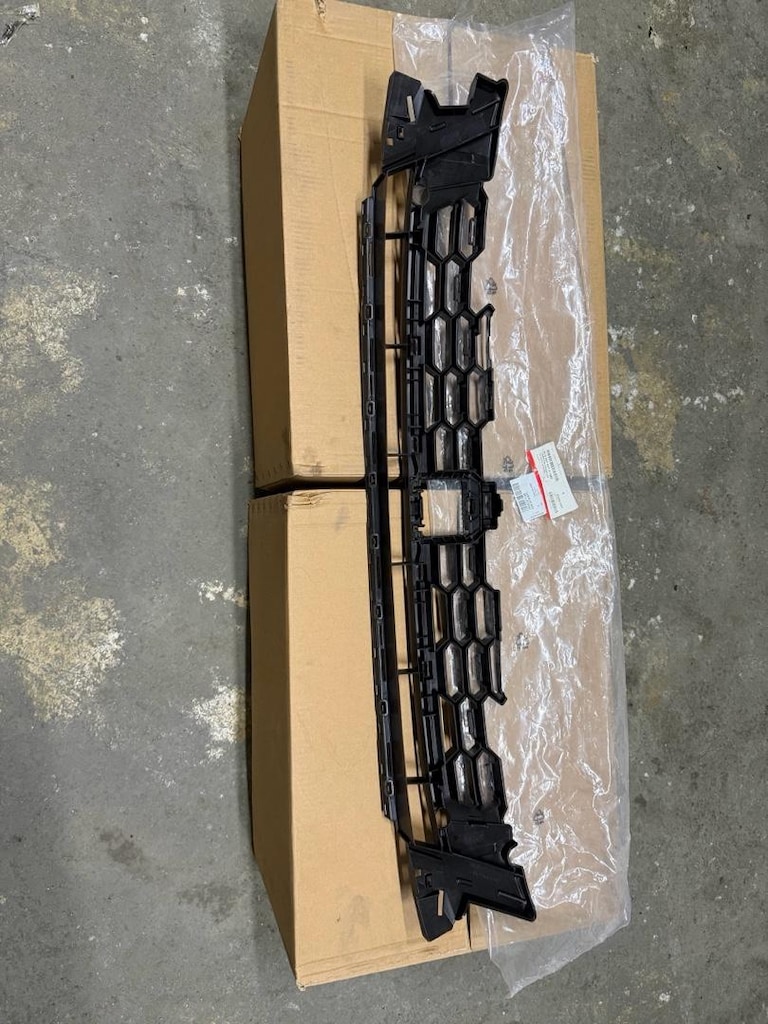 Audi S3 Ön Tampon Izgarası 8Y0807647A sıfır orjinal 2021 sonrası - 2