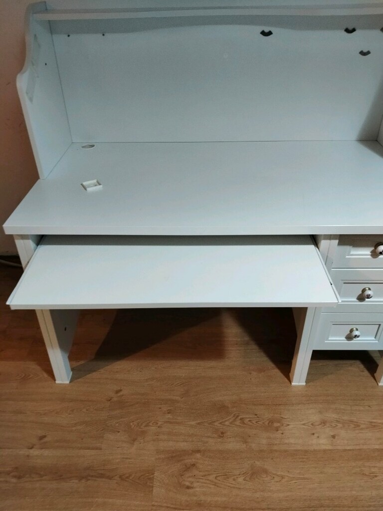 Çalışma Masası – Beyaz -Masa Ölçüleri: 100 x 130 cm -Üst raflı kısmı ç - 3