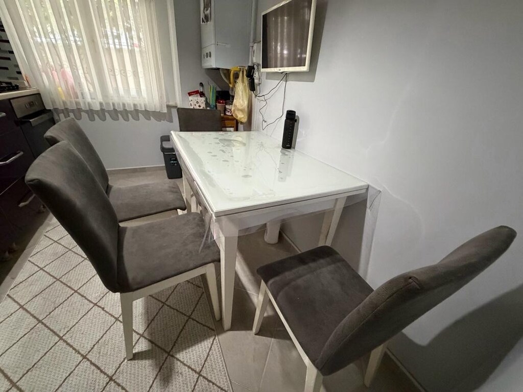 Yemek Masası,Açılabilir,4 Sandalyesi ile birlikte Temiz kullanılmıştır - 4
