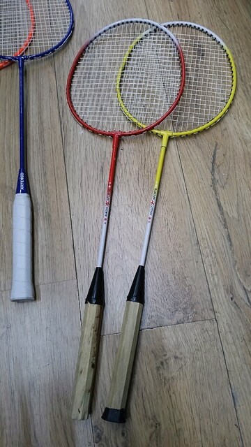 MAGIC SPORTS" markası bulunan kırmızı ve sarı renkli badminton raketle