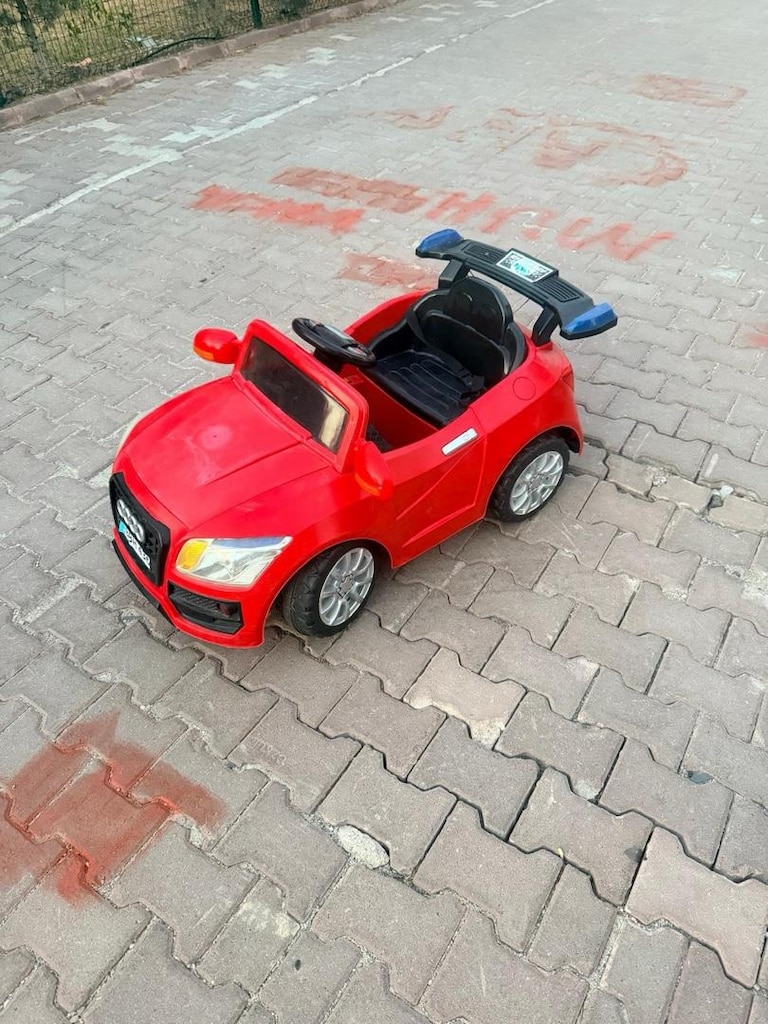 kırmızı akülü araba - 3