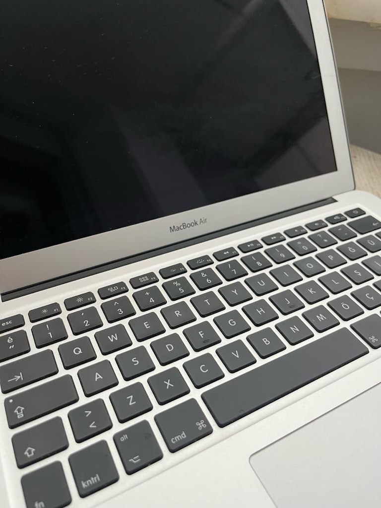 Apple Macbook Air - 3