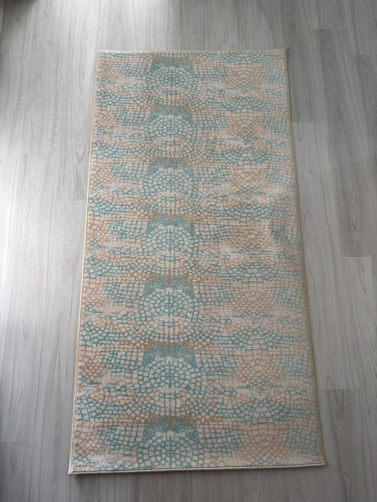 Dolap, vestiyer, 4 halı, 2 tül, 4 güneşlik, masa, 2 sandalye, tabure - 7