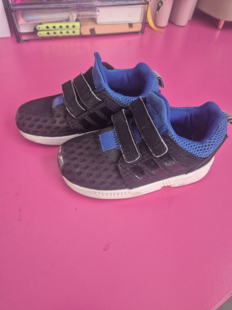 Adidas 24 numara ayakkabı. - 2