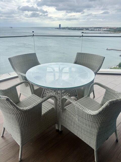Açık gri 4 kişilik rattan örme balkon takımı