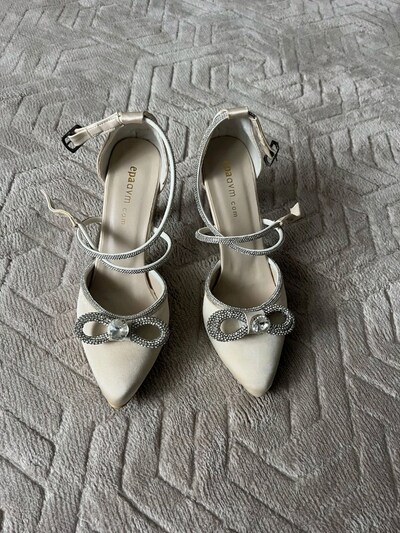 Beyaz Süet Tokalı Stiletto Düğün Ayakkabısı