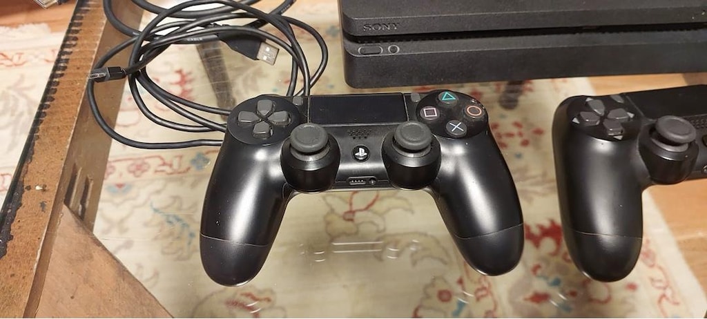 PS4 Slim 1 TB Çift Kol CUH 2216b Sürümü - 2