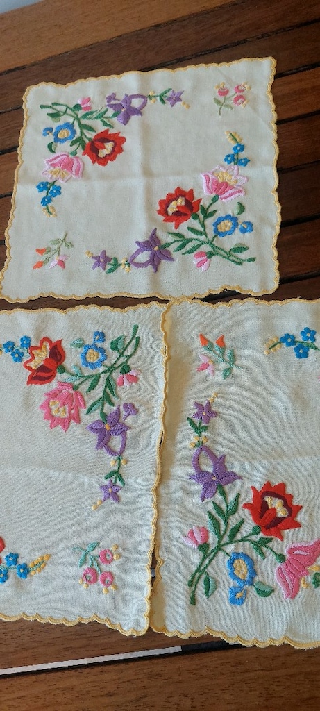 ANTIKA SARI KETEN ÜZERİ MACAR NAKIŞI KIRMIZI BIBERLI ÖRTÜ 26/26CM - 6