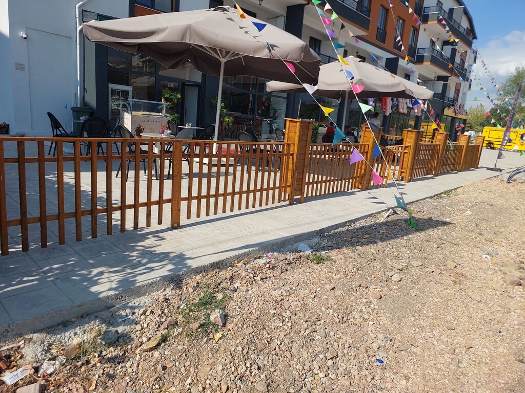 Ahşap dükkan önü çit ve çiçek saksı - 7