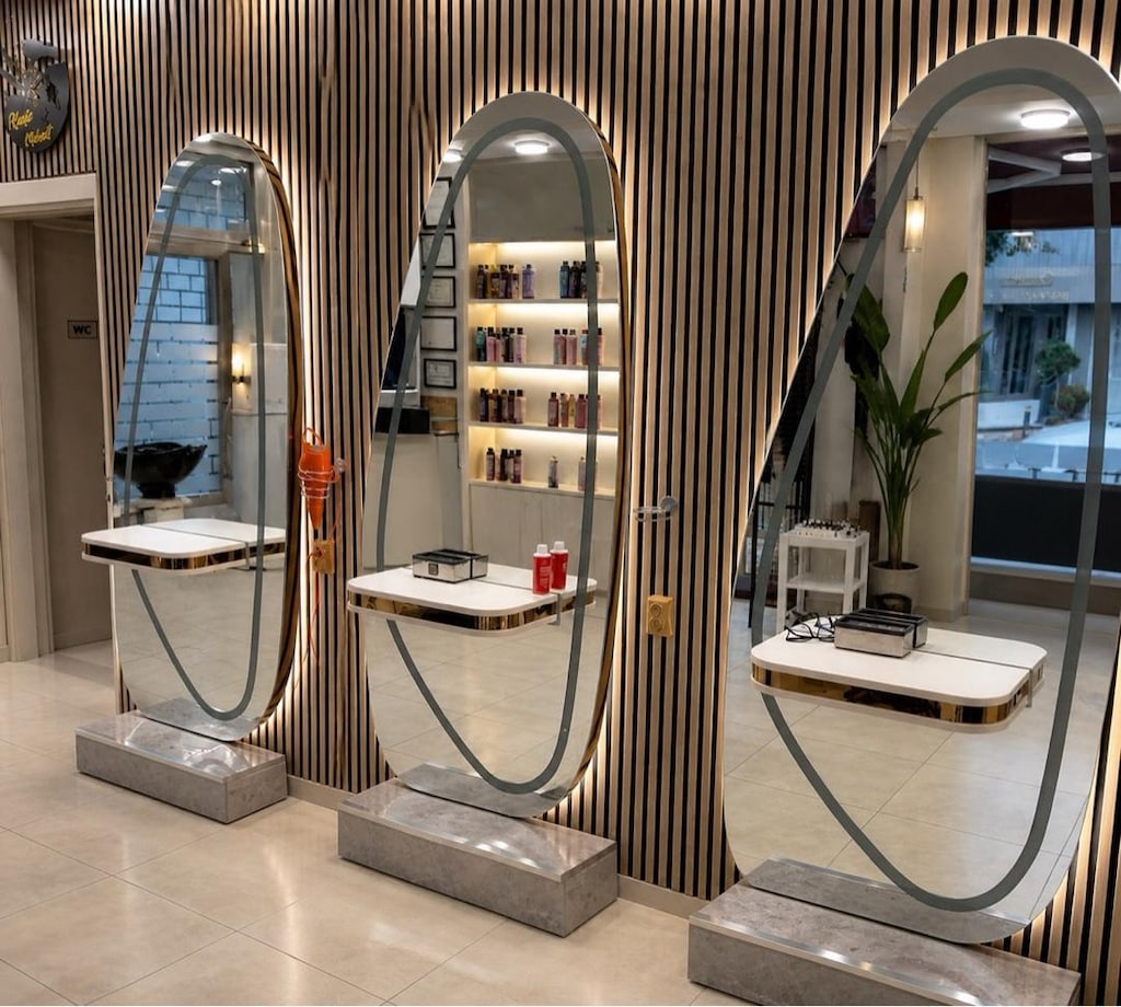 Modern Kuaför Tezgahı & Ayna Seti – Özel Tasarım Salon Konsepti