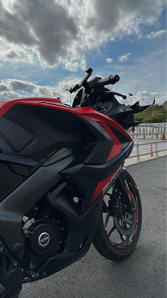 BAJAJ RS 200 - 12