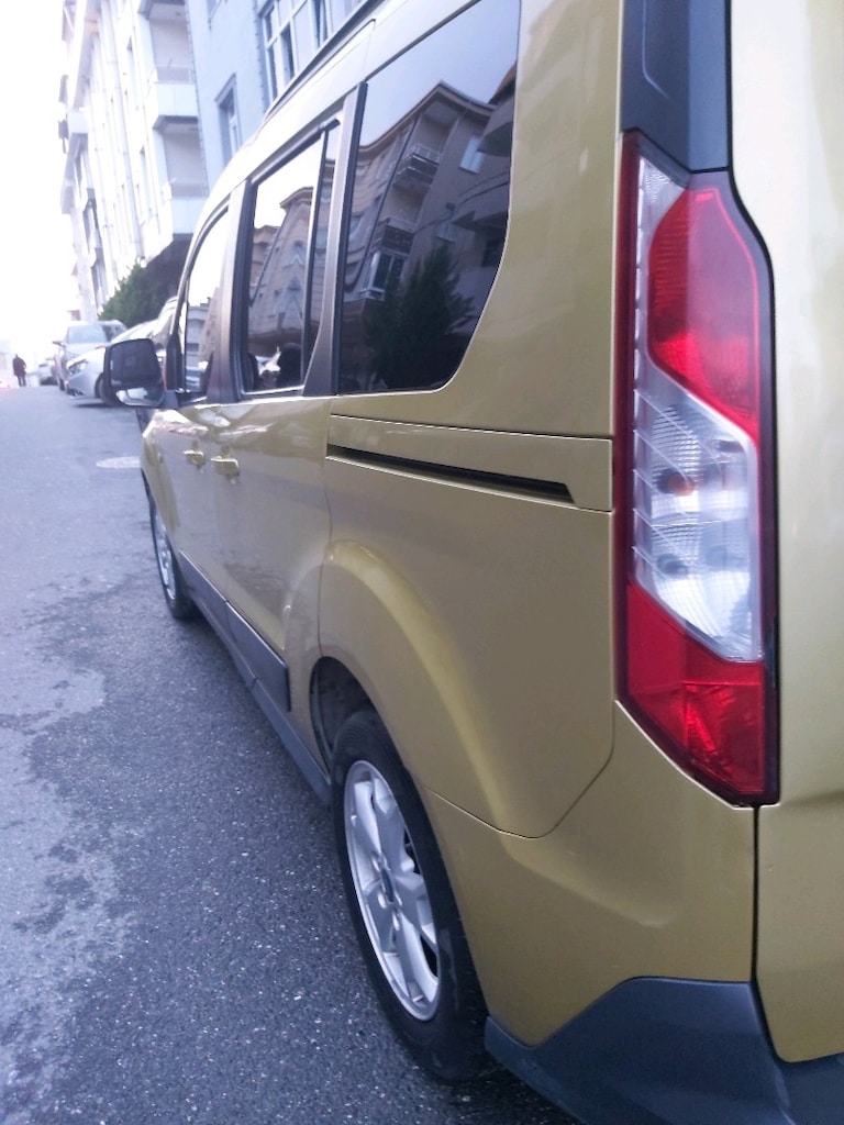 2014 model tourneo connect 143000 de - 4