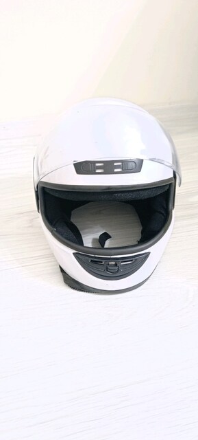 beyaz güzel bir kask