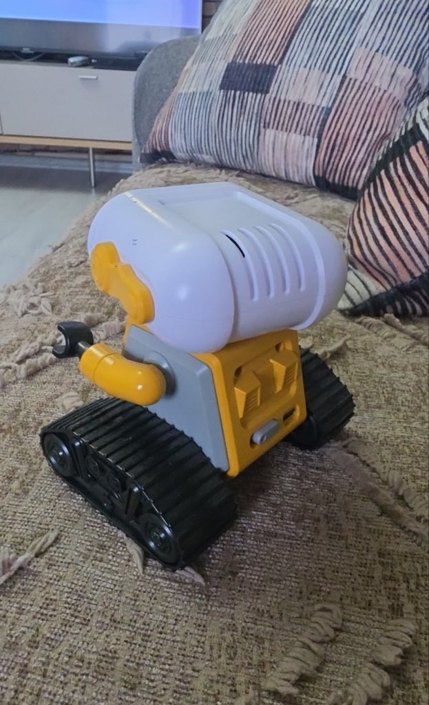 Sarı ve Beyaz Oyuncak Robot - 2