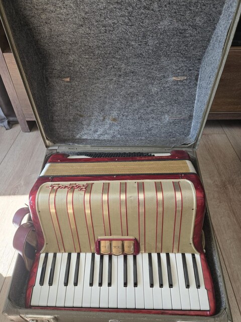 HOHNER CONCERTO II 72 Bass Akordeon Çantası ile Herşeyi iyi durumda