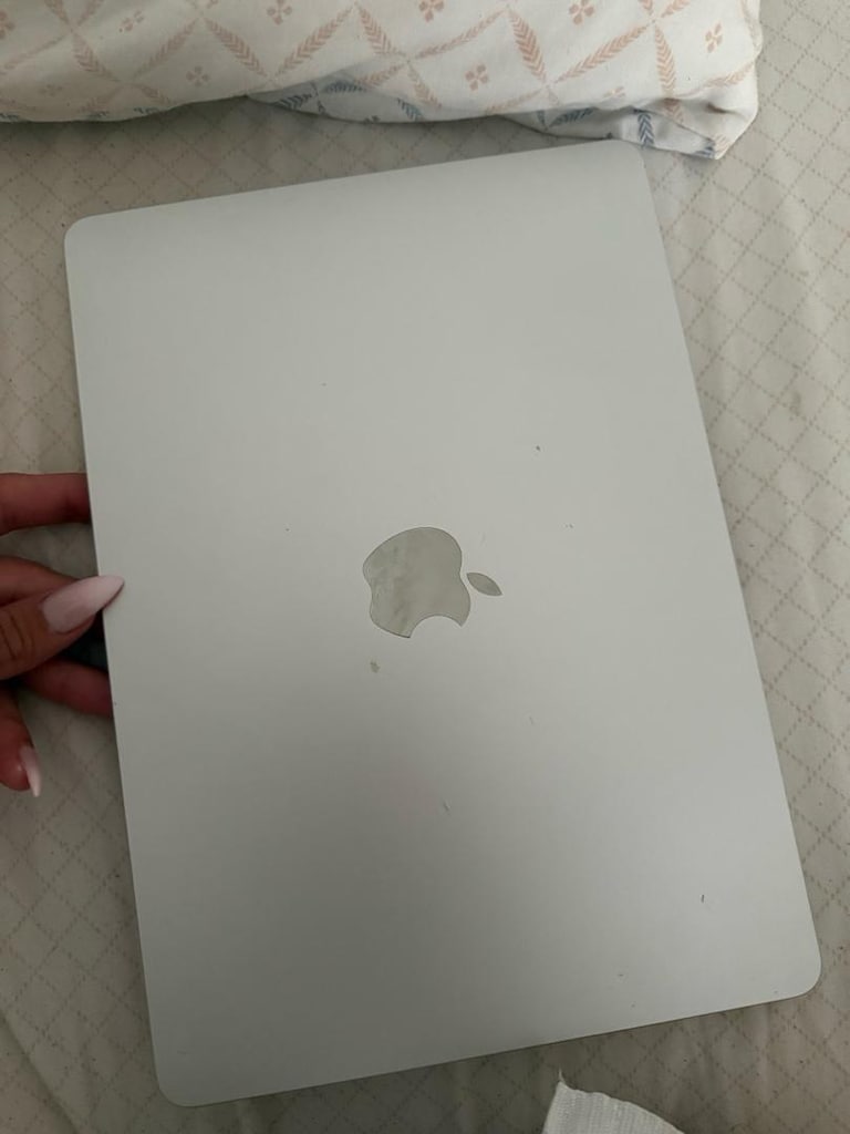 MacBook Air M2 2022 – 13.6” | 8 GB RAM | 256 GB SSD - 4