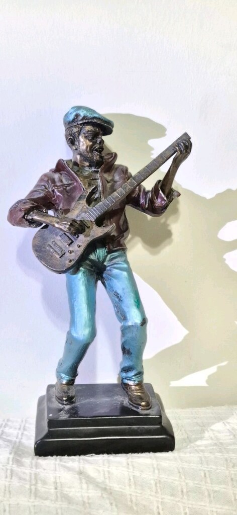 Gitar çalan adam biblo - 8
