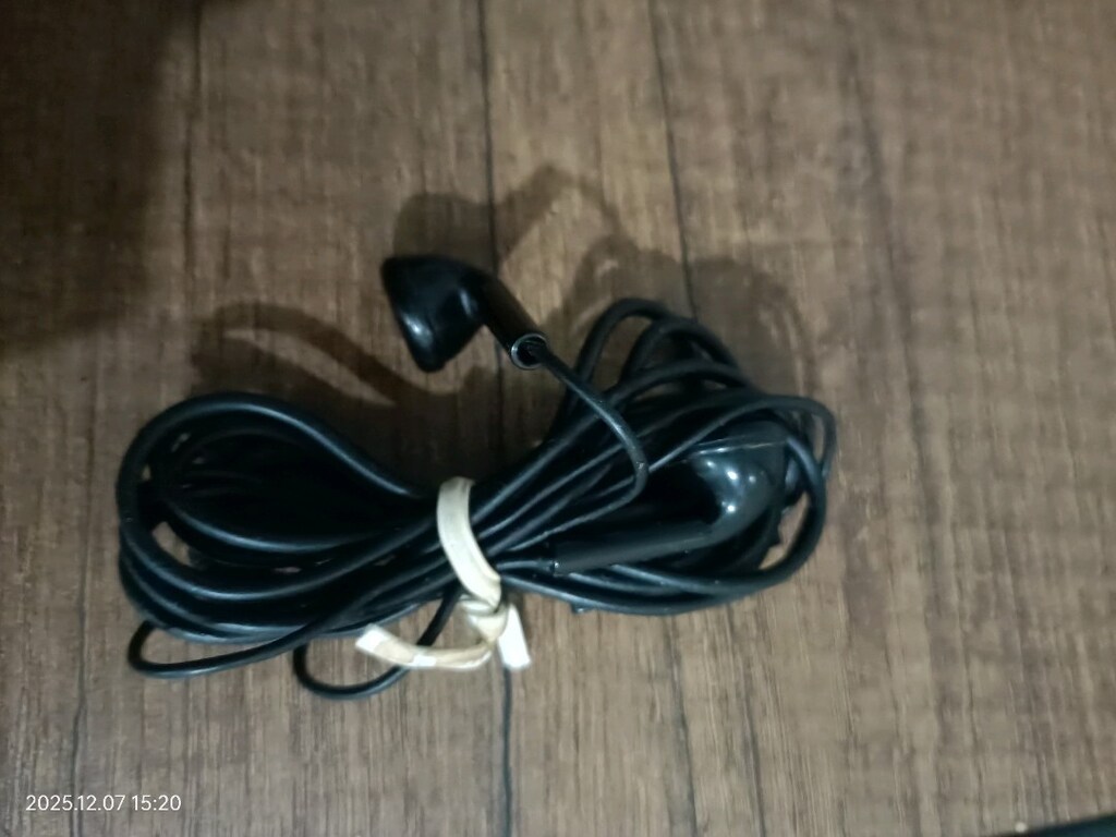 ESKİ VE YENİ CEP TELEFON ŞARJ ÇİHAZLARI VE KULAKLIKLA - 2