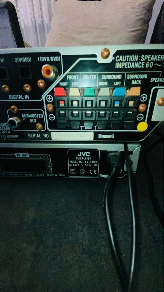 JVC DVD AV kontrol alıcısı/amplifikatör, alttaki ise uyumlu bir DVD - 4