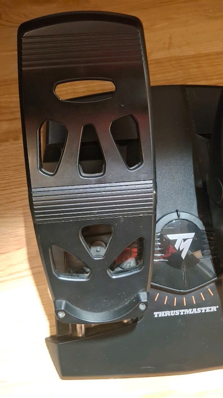Logitech G Flight Yoke System + Thrustmaster TFRP Rudder Pedal - 8